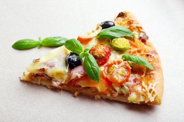 Parça karton portre üzerinde taze pizza