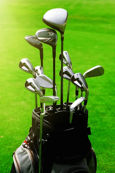 Golfväska med klubbor — Stockfoto