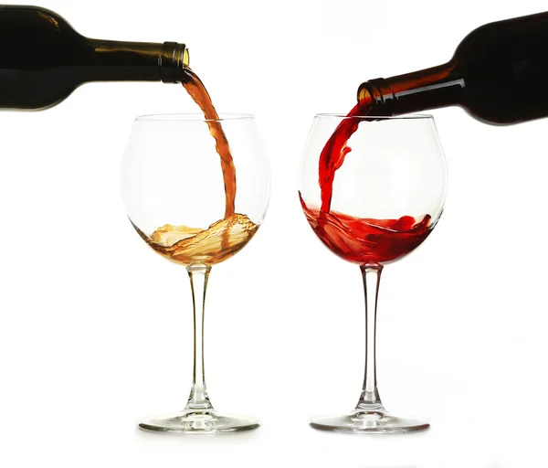 Vinho branco e tinto derramando em copos — Fotografia de Stock