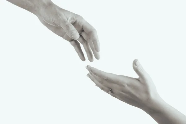 Mãos a chegar umas às outras — Fotografia de Stock