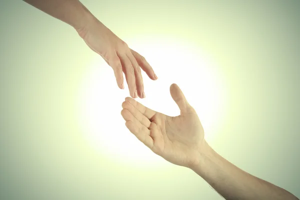 Egymás felé nyúló kéz — Stock Fotó