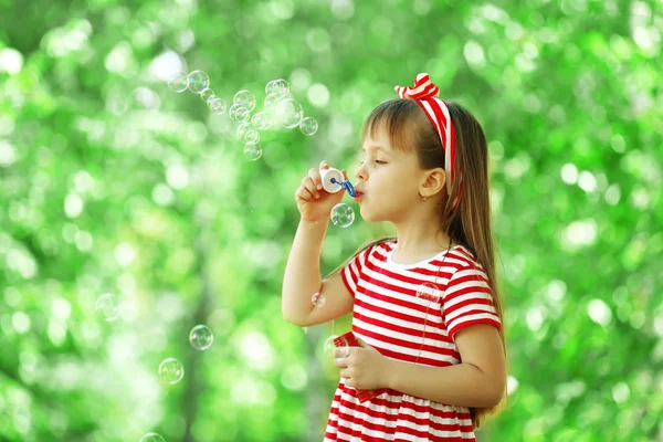 Klein meisje spelen in park — Stockfoto