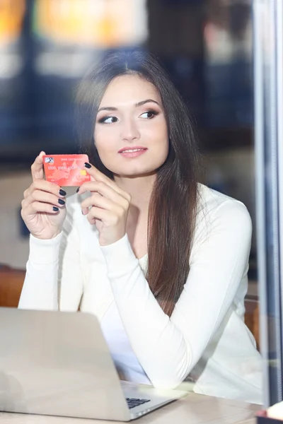 Femme travaillant avec un ordinateur portable — Photo