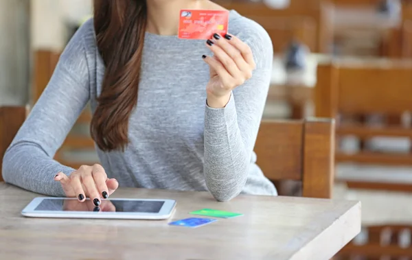 Jonge vrouw probeert te gebruiken bankkaart — Stockfoto