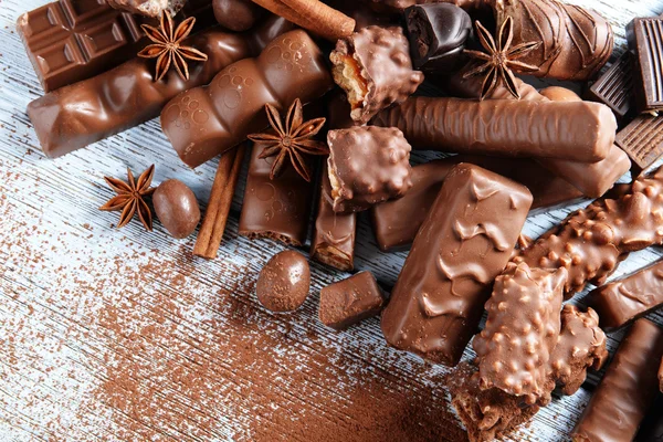 Dulces de chocolate con polvo sobre fondo de madera —  Fotos de Stock