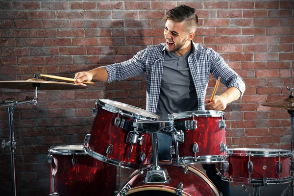 Músico tocando la batería —  Fotos de Stock