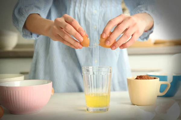 Woman is breaking an egg — Stock Photo, Image