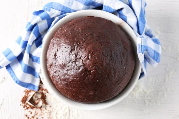Gekochte Schokoladenkuchen in einem Backblech auf einem Tisch, Draufsicht — Stockfoto