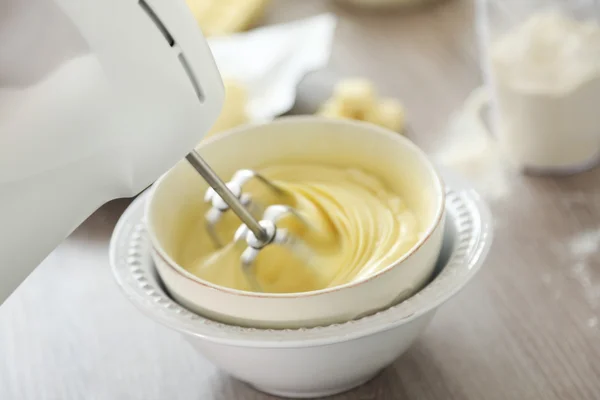 Cozinhar creme amanteigado na cozinha — Fotografia de Stock