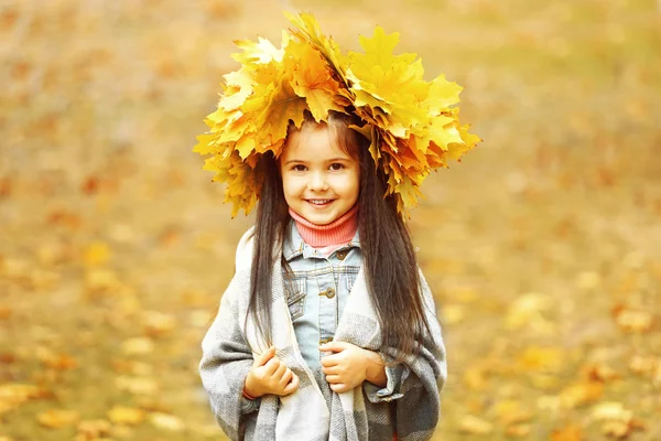Felice giovane ragazza in ghirlanda gialla — Foto Stock