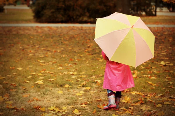 Schönes kleines Mädchen mit Regenschirm — Stockfoto