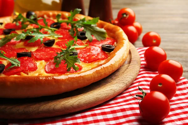 Lezzetli pizza salam dekore edilmiş ahşap masa, tarih ile yakın çekim — Stok fotoğraf