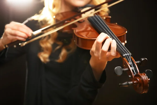 Músico toca el violín — Foto de Stock