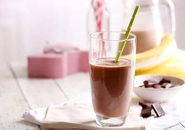 Bicchiere di latte al cioccolato sul tavolo primo piano — Foto Stock