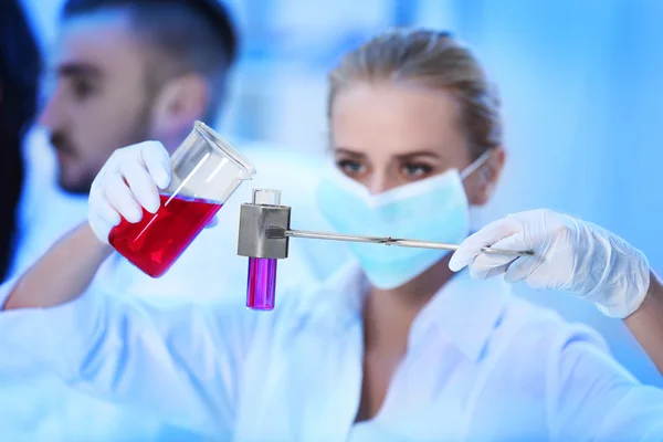 Tecnici medici che lavorano in laboratorio — Foto Stock