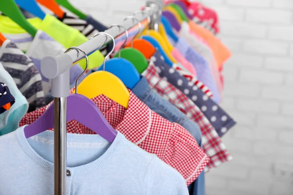 Kinderkleidung auf Kleiderbügeln — Stockfoto
