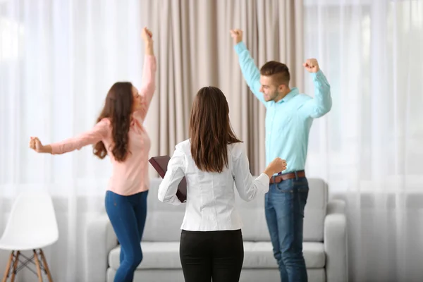 Happy family with estate agent — Stock Photo, Image