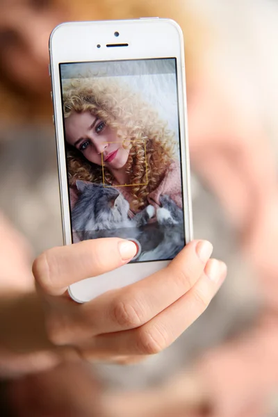Młoda kobieta trzyma smartfon — Zdjęcie stockowe