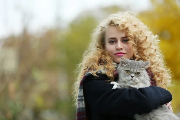 Woman and cat in the park — Stock Photo, Image