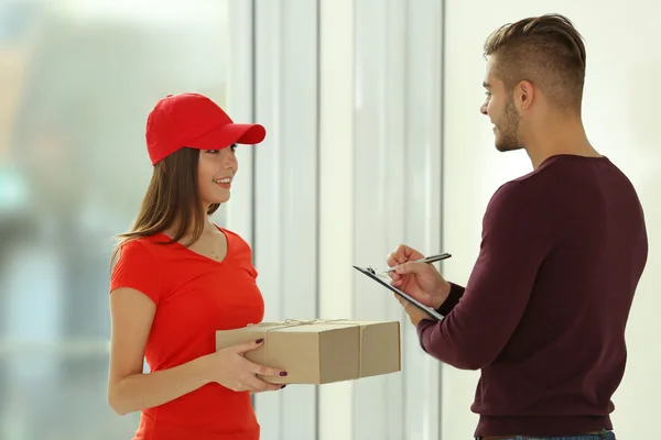 Junger Mann erhält Paket — Stockfoto