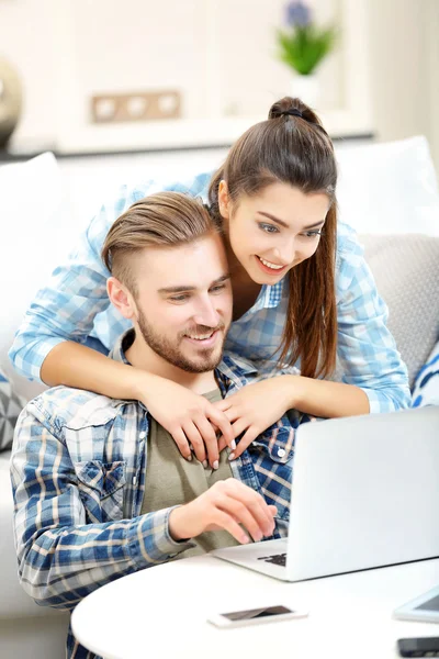 Coppia che lavora con un computer portatile a tavola — Foto Stock