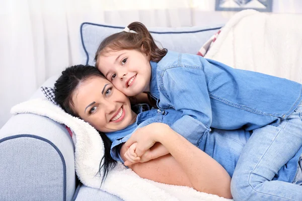 Ibu dan anak di sofa — Stok Foto