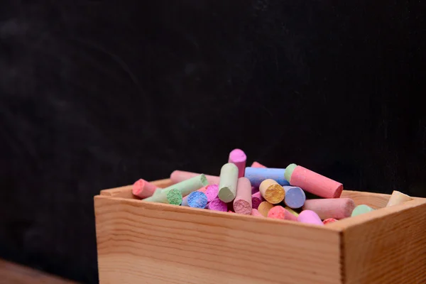 Caja de madera de tiza de colores —  Fotos de Stock