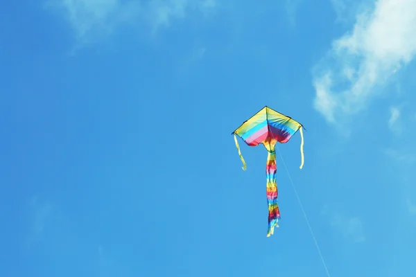 风筝在蓝蓝的天空 — 图库照片