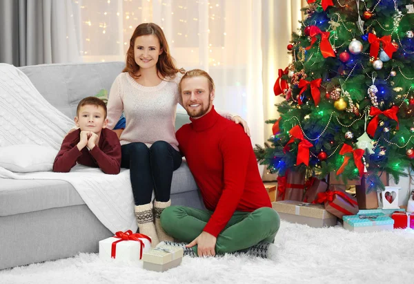 Família de Natal na sala de estar de férias — Fotografia de Stock