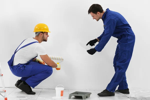 Werknemers vernieuwen appartement — Stockfoto