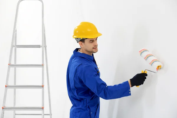 Trabajador renovando apartamento —  Fotos de Stock