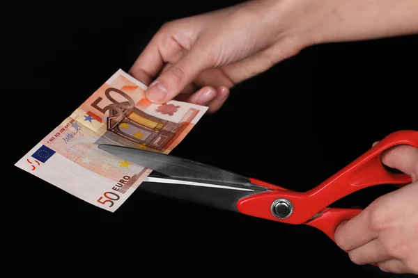 Mãos com tesoura cortando Euro — Fotografia de Stock