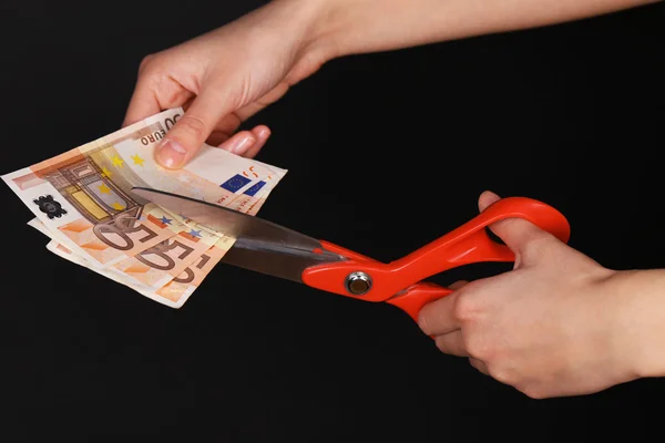 Mãos com tesoura cortando Euro — Fotografia de Stock