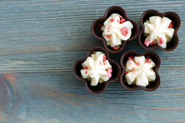 Verschiedene Schokoladenbonbons auf Holzgrund, Nahaufnahme — Stockfoto