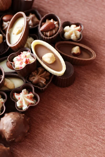Apéritif bonbons au chocolat sur fond en bois — Photo
