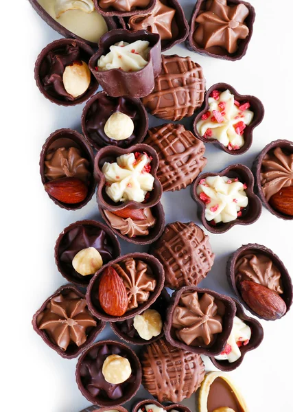Deliciosos doces de chocolate no fundo branco — Fotografia de Stock