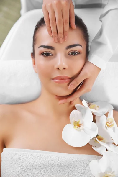 Mulher relaxante com massagem facial — Fotografia de Stock