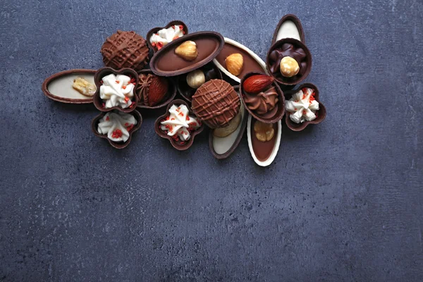 Doces de chocolate no fundo cinza escuro — Fotografia de Stock