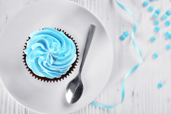 Delicious chocolate cupcake with blue cream — Stock Photo, Image