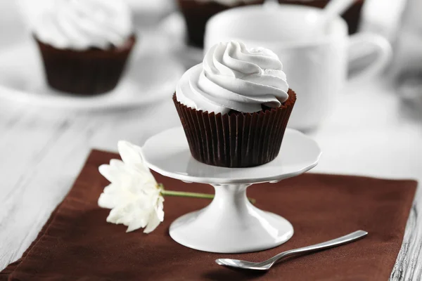 Delicioso cupcake de chocolate com creme na mesa servida, close-up — Fotografia de Stock