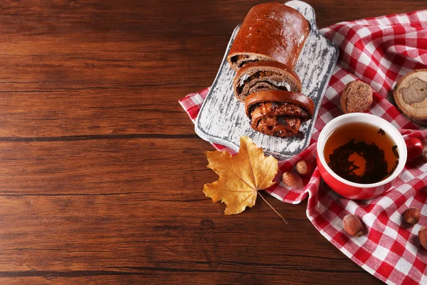 Tazza di tè con decorazioni autunnali sul tavolo di legno . — Foto Stock