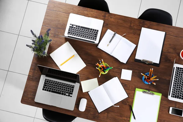 Mesa de escritório para reuniões — Fotografia de Stock