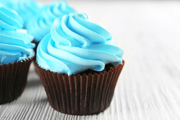 Cupcakes na mesa de madeira — Fotografia de Stock