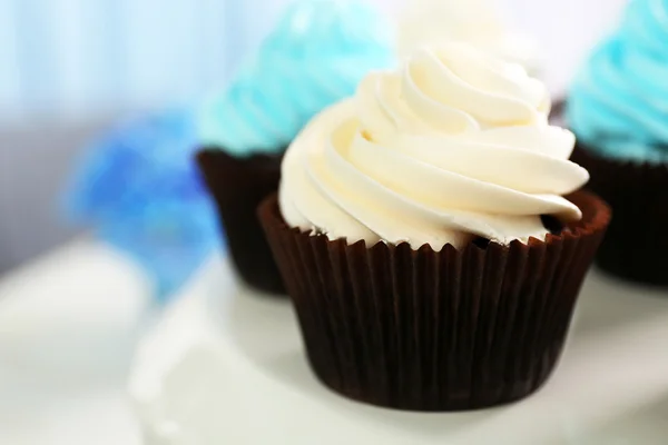 Cupcakes στο πιάτο closeup — Φωτογραφία Αρχείου