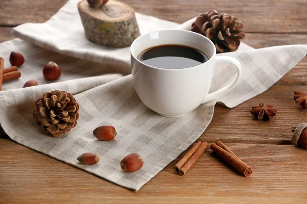 Taza de café en servilleta sobre fondo de madera — Foto de Stock