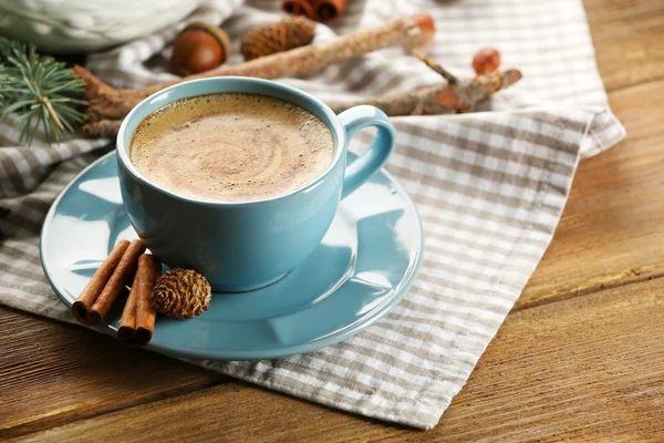 Copa de café y rama de árbol de Navidad en servilleta — Foto de Stock