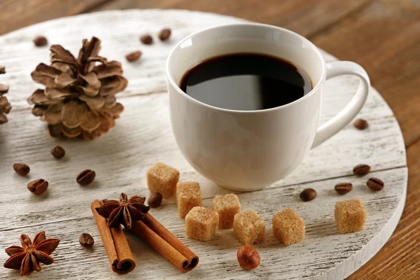 Tazza di caffè con zucchero e cannella su tappetino di legno bianco — Foto Stock