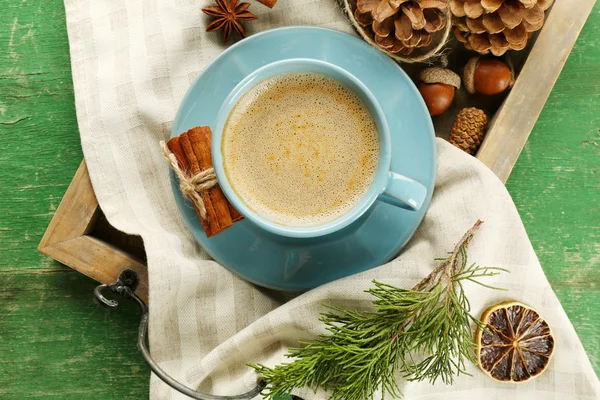 Tasse Kaffee auf Serviette auf Holztablett, Draufsicht — Stockfoto