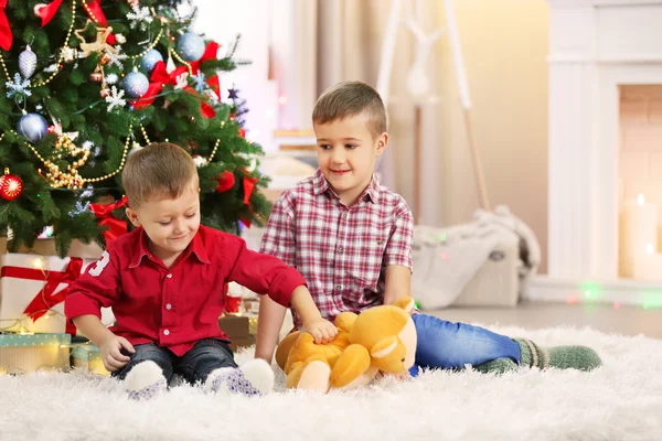 Dos hermanos pequeños lindos en Navidad —  Fotos de Stock