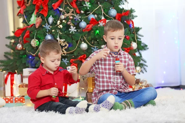 Twee schattige kleine broers op Kerstmis — Stockfoto